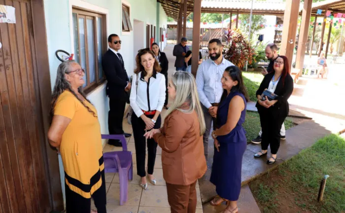 Titular da Setas, Cleizenir dos Santos, apresenta projetos sociais para a embaixatriz da Suíça no Brasil - Foto: Louise Maria /Governo do Tocantins